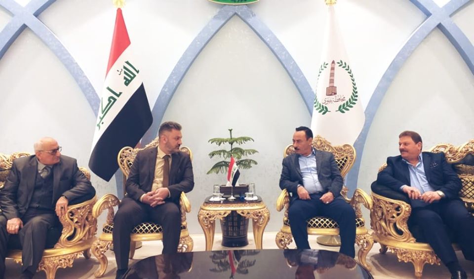 مع مجموعة من اصحاب الصيرفة