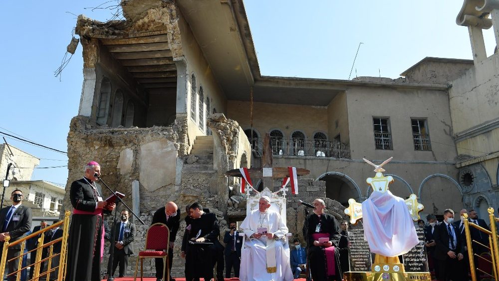 Pope Francis prays for the victims of war in Iraq and in the whole of the Middle East in the ruins of Mosul, left by the so-called Islamic States.