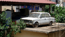 10 yıl önce çatıya bırakılan Lada arabasının hikâyesi