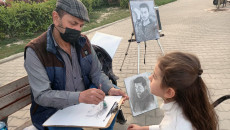 Emir, göçmen çocukları resimlerini çizerek mutlu ediyor