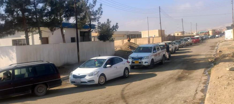 سنجار: أزمة البنزين تجبر السواق على المبيت أمام محطات الوقود