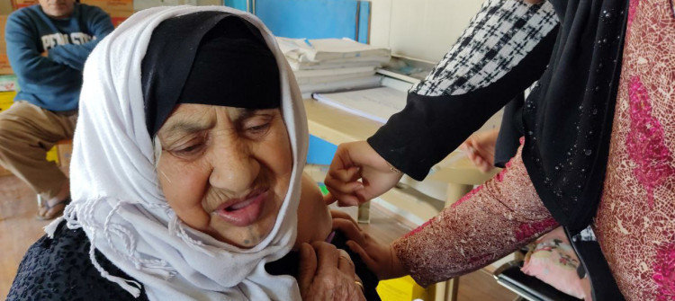 "أثق في الله ومن ثم هذه الحقنة" <br> ست فرق توفر لقاح كورونا للمخيمات في أربيل
