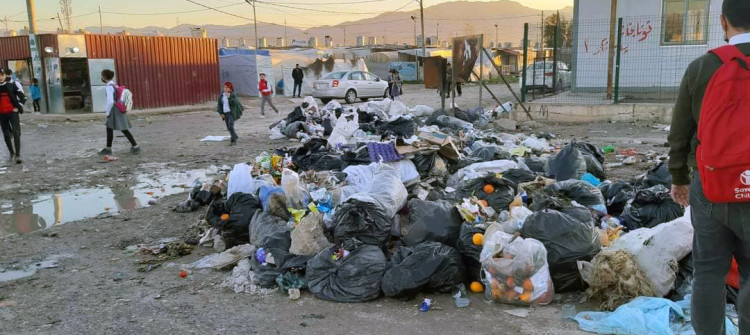 خوێندنگەی چەم مشكۆ لە خۆڵ و خاشاكدا دەخنكێت