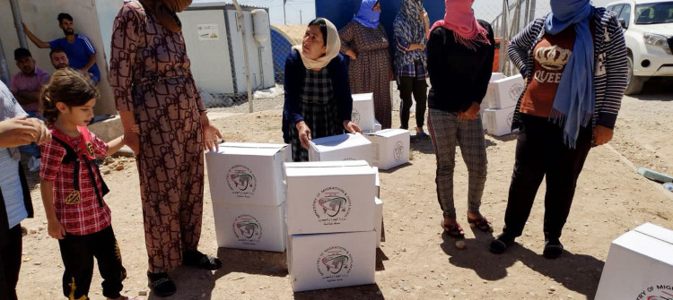 Göçmenler Bağdat’tan gönderilen gıda paketine tepki gösterdi
