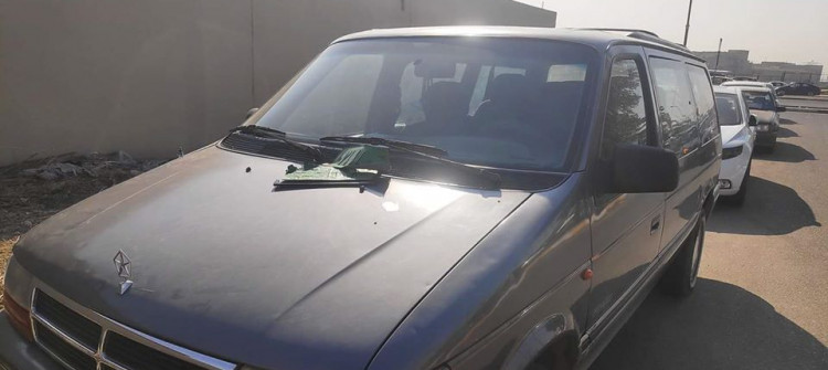 قوة امنية تعتدي على عجلات مدنية في الموصل