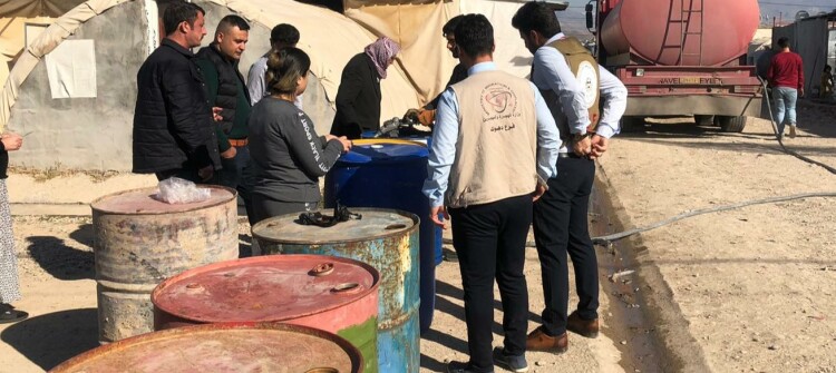 النازحون يستخدمون الكهرباء و"اللحاف" للتدفئة والنفط لم يصلهم حتى الآن.. معاناة جديدة مع البرد