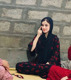 أمّ لثلاث بنات صمّ تزرع لهن الأمل من الألم