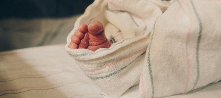 تحذير للأمهات... "التقميط المحكم قد يسبب مخاطر جسيمة للطفل"