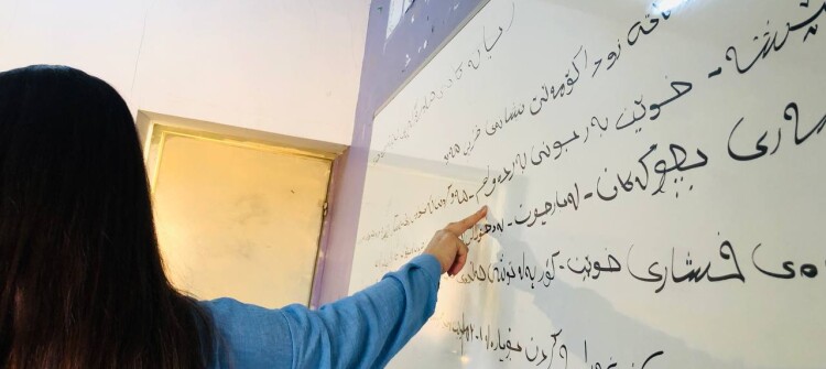 "الزواج المُبكر خطر ويؤثر على صحة النساء".. ليلى أحمد توعي طالبات كلار