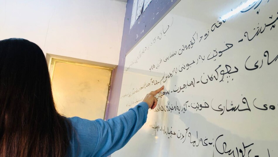 "الزواج المُبكر خطر ويؤثر على صحة النساء".. ليلى أحمد توعي طالبات كلار