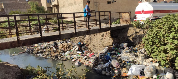 ئاوەڕۆ و زبڵ؛ شینی ئاوی دیجلە و خەوسەری موسڵ ون دەكەن