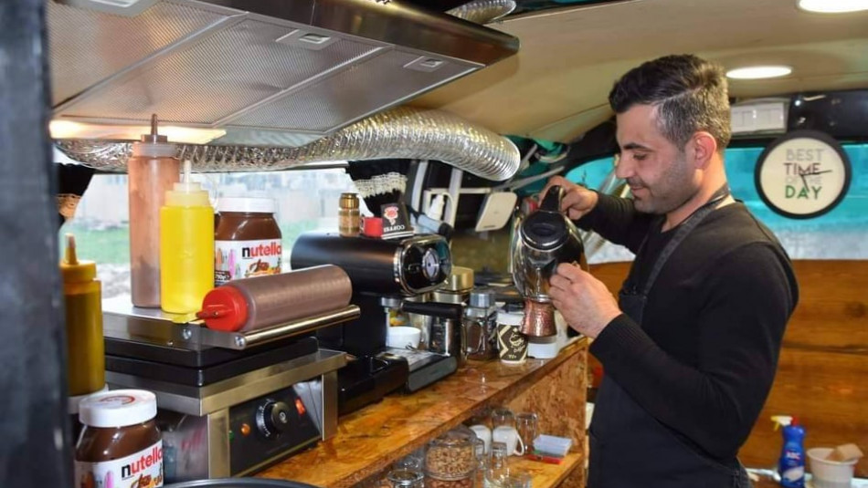 Nesim, Bartella'da eski bir otobüsü kafeye dönüştürdü