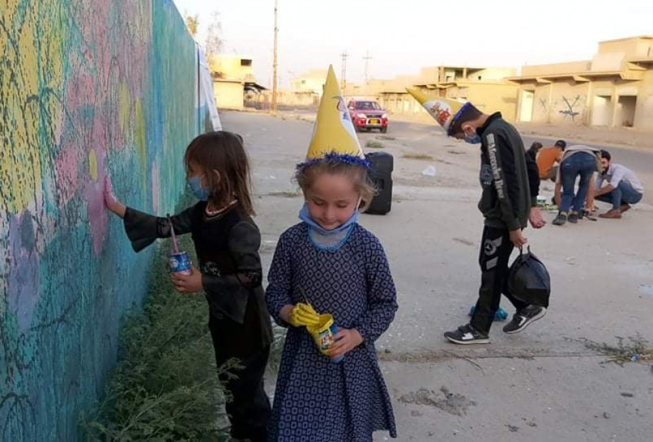 الاطفال العائدون يرسمون الجدران فى ناحية القحطانية