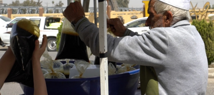 60 عاماً ومازال .. الحرب أفقدته عدّته والسنين جعلته غير قادر على التجوال