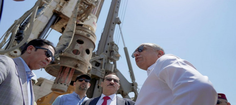 اتهامات والكشف عن قصف اربيل.. الكاظمي ينزل في الموصل مباركا بيوم النصر ويفتتح شارعا ويؤجل المطار