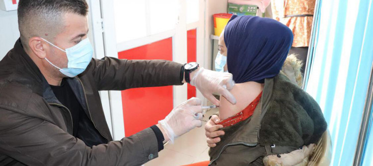 في السليمانية.. اللقاح متوفر للنازحين واللاجئين<br> الحملة بدأت عن طريق فرق جوالة وتتواصل في المراكز