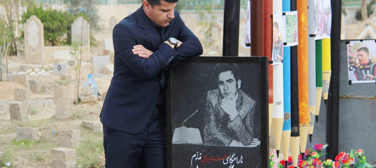كە گوتم یاسا رێگەی پێداوم روماڵبکەم و رۆژنامەنوسم.. ئەفسەرەکە شێت و هار بوو