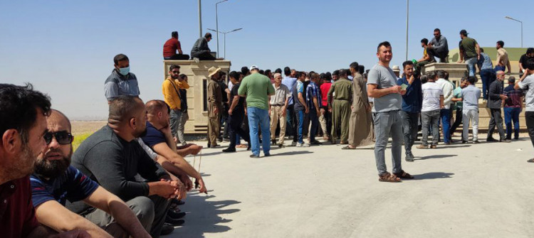 Kerküklü sürücüler benzin kuponu için saatlerce sıra bekliyor