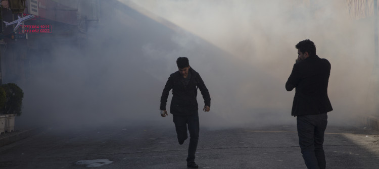 نه‌ خۆپیشاندان رێی‌ پێده‌درێت نه‌ وێنه‌گرتن<br>ئه‌و رۆژه‌ی‌ خۆپیشانده‌ران‌و رۆژنامه‌نووسانیش بوونه‌ قوربانی‌