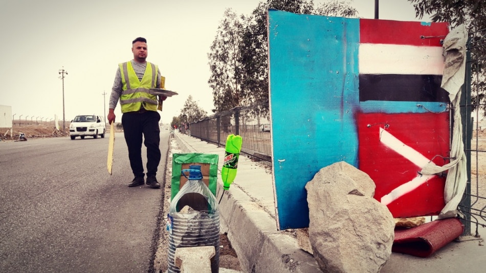 Atık ürünlerden trafik uyarılarını yapıyor