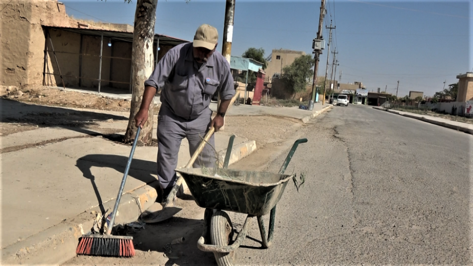 يقطع مسافة 30 كم يوميا للوصول الى مكان عمله