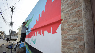 İki genç Musul şehrini renklendiriyorlar