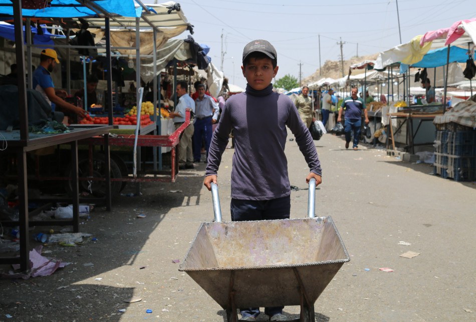  إسمي حسين صبحي، عمري 11 سنة، طالب في الصف الثالث الابتدائي وقد نزحت مع عائلتي من داقوق، أعمل على جسر خَبات (النضال)، أقوم يومياً بجمع القمامة وأكسب يومياً خمسة آلاف دينار.
