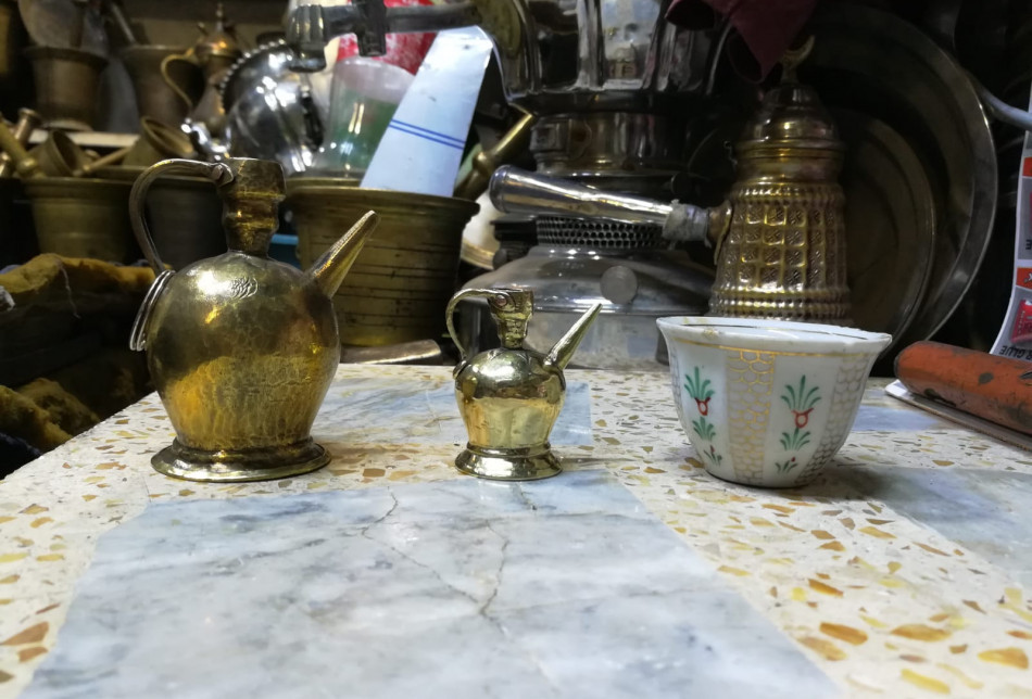 Musul'da safran pazarındaki küçük dükkanında çalışan Nureddin, bu mesleğe olan tutkusunu hiç yitirmezken, 3 günde yumurtadan daha küçük yaptığı sürahi ile sürdürüyor.