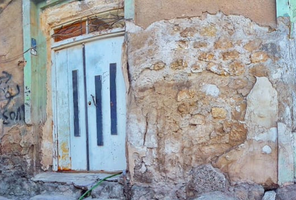 Yahudi evlerinin kalıntıları, Al-Musalla, İmam Qasim, şehir merkezi ve Birayeti Mahallelerinde bulunuyor.
