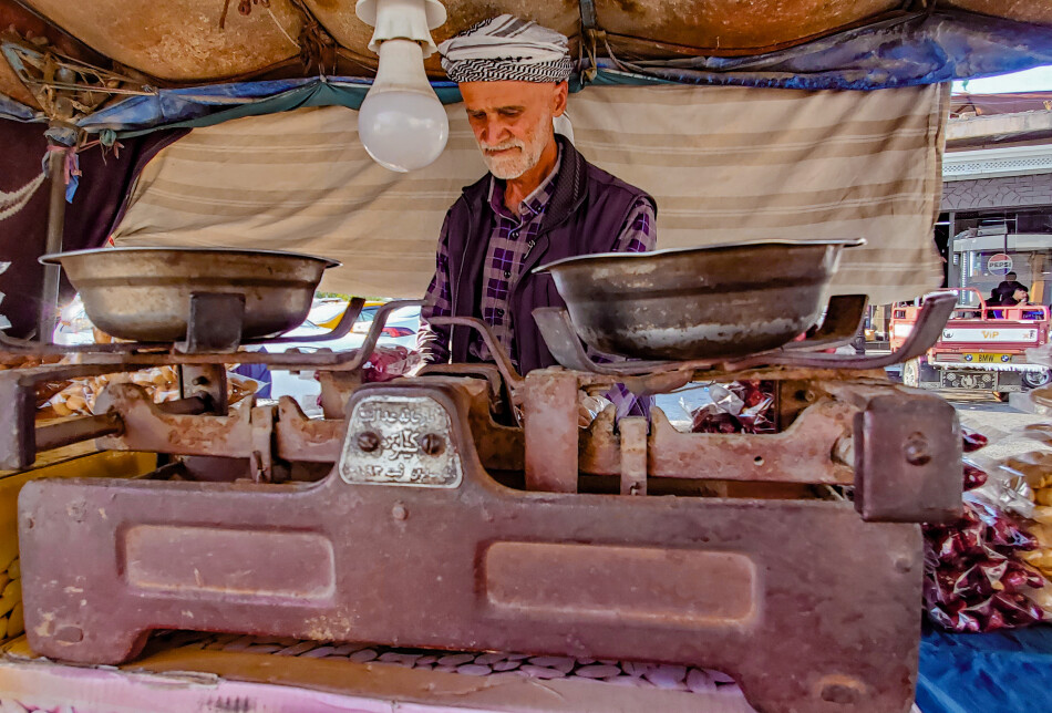 سەرباری ژیانە سادەكەی، نەهامەتی و نایەكسانیی زۆری بینیووە، بەهۆی تەقینەوەیەكەوە عەرەبانەكەی سوتا و سێ ملیۆن دینار زیانی بەركەوت، كوڕێكی بە روداوی هاتوچۆ گیانی لەدەستدا، بەڵام هێشتا خۆڕاگرە "پیاو دەبێت رۆژانە ماندوو بێت، تا بژێوی خانەوادەکەی پەیدا بکات".