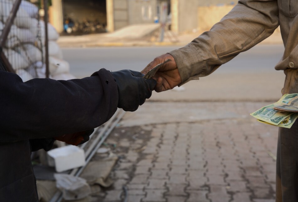 تختتم سعاد حديثها بنداء إلى أهل الخير، "أتمنى أن أجد من يساعدني لشراء وسيلة نقل توفر عليَّ الجهد. وضعي يزداد سوءًا بعد أن فقدنا كل شيء بسبب الحروب، لكنني أتمسك بالأمل وأعمل من أجل أطفالي".