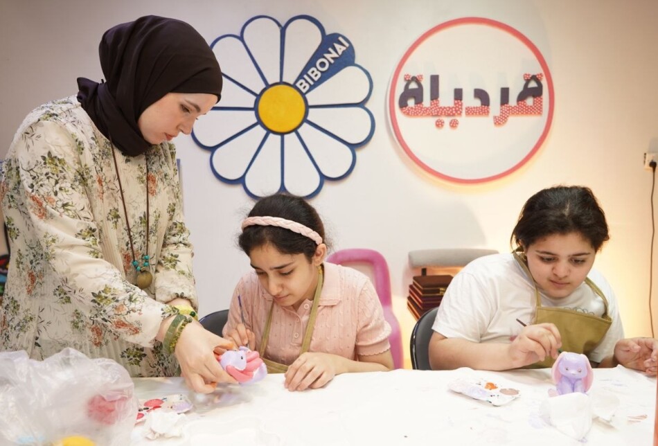 بدأت الفكرة كصفحتين على مواقع التواصل الاجتماعي باسم "بيبونه" و"قرديلة"، وتقول آمنة "هذا المشروع كان من فكرتنا أنا وصديقتي طيبة ووالدها، قبل أن نقرر تحويله إلى مشروع ملموس على أرض الواقع."