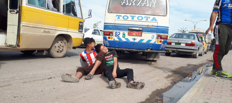 احمد وجميل صديقان يعملان كجابي في كراج لنقل الركاب بالموصل