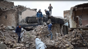 اطفال الموصل يعتاشون على سكراب وانقاض المباني المهدمة